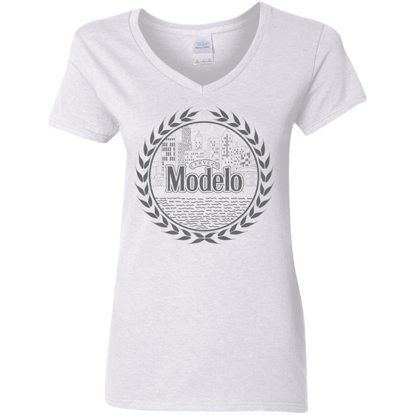 Modelo Grey Cityscape Premium Ladies V-Neck T-Shirt 0511