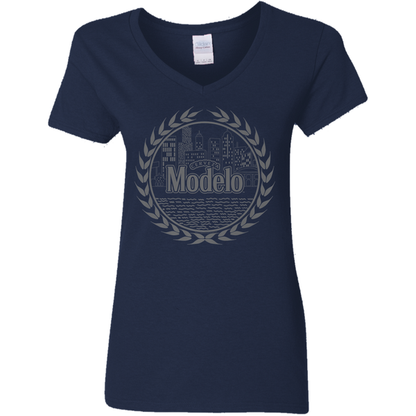 Modelo Grey Cityscape Premium Ladies V-Neck T-Shirt 0511
