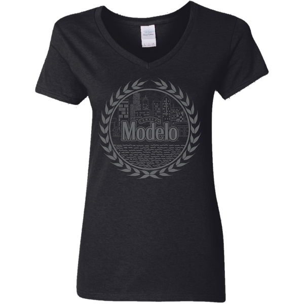 Modelo Grey Cityscape Premium Ladies V-Neck T-Shirt 0511